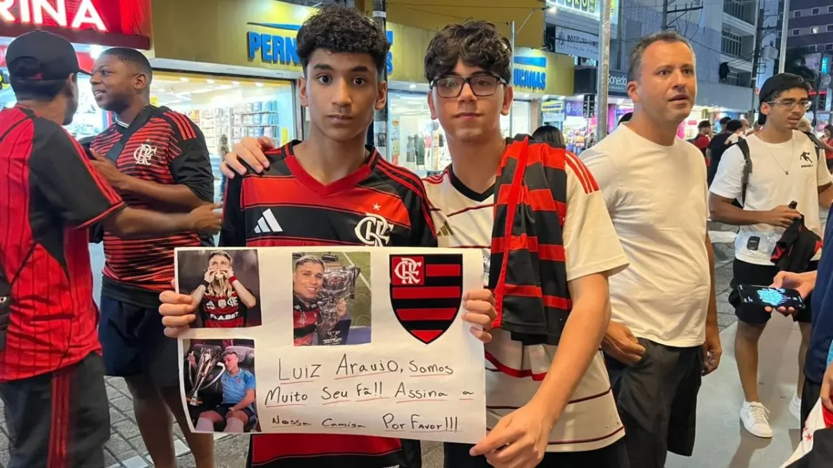 Flamengo no Litoral: Torcida Recepciona Elenco em Santos para Jogo do Brasileirão Flamengo no Litoral: Torcida Recepciona Elenco em Santos para Jogo do Brasileirão