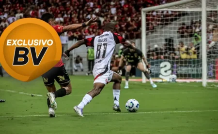 Flamengo prepara chegada de atacante caseiro de peso e Filipe Luís lapida Douglas Telles Flamengo prepara chegada de atacante caseiro de peso e Filipe Luís lapida Douglas Telles