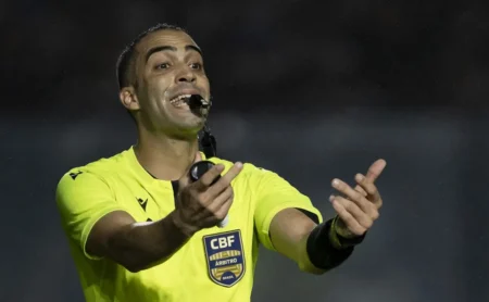 Flamengo se revolta com Davi Lacerda Oliveira; CBF não pune árbitro por pênalti não marcado no Fla-Flu Flamengo se revolta com Davi Lacerda Oliveira; CBF não pune árbitro por pênalti não marcado no Fla-Flu