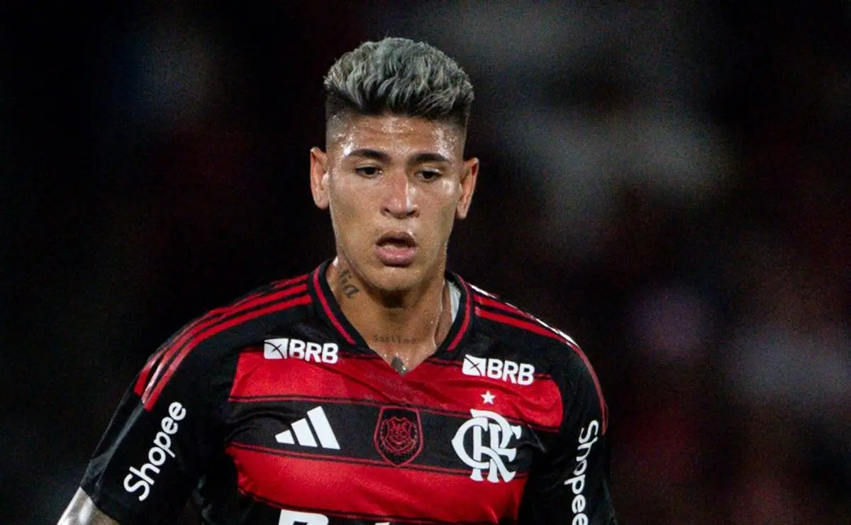 Flamengo x Bragantino: Erros Escandalosos na Arbitragem de Renata Ruel Flamengo x Bragantino: Erros Escandalosos na Arbitragem de Renata Ruel