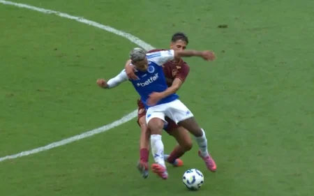 "Foi acidental": ouça o áudio do VAR sobre cotovelada de Matheus Pereira em Cruzeiro x Fluminense
