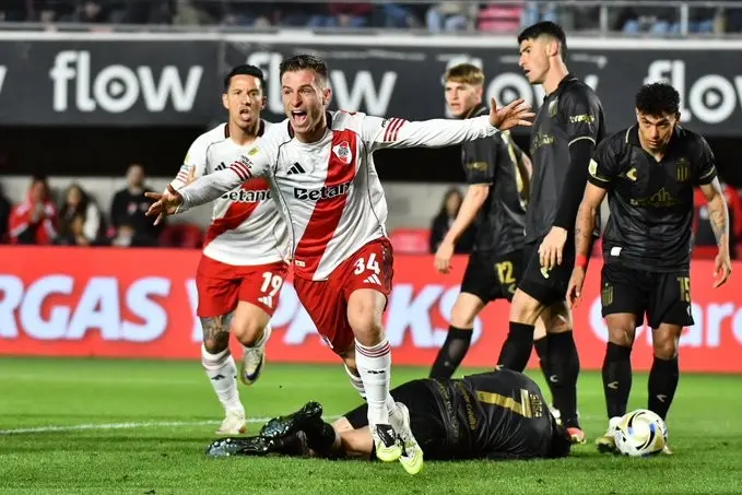 Galoppo rumo ao River Plate: o que falta para o São Paulo finalizar a venda e fechar com Enzo Díaz