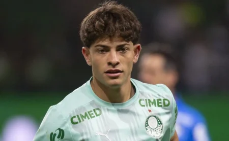 Giay comete pênalti inacreditável e é expulso após partida marcada por erros técnicos Giay comete pênalti inacreditável e é expulso após partida marcada por erros técnicos