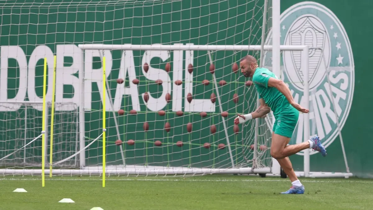 Gómez e Allan em treinamento no Palmeiras; Weverton em atividade de campo Gómez e Allan em treinamento no Palmeiras; Weverton em atividade de campo