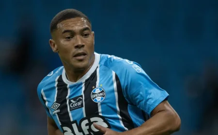 Grêmio destinará R$ 1 milhão para novo atacante parceiro de Carlos Vinícius Grêmio destinará R$ 1 milhão para novo atacante parceiro de Carlos Vinícius