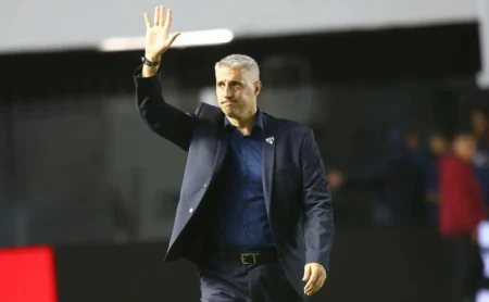 Hernán Crespo lamenta elenco limitado e São Paulo perde para o Bragantino