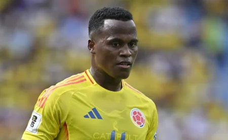 Jhon Arias prioriza Fluminense e adia planos de saída para o Flamengo