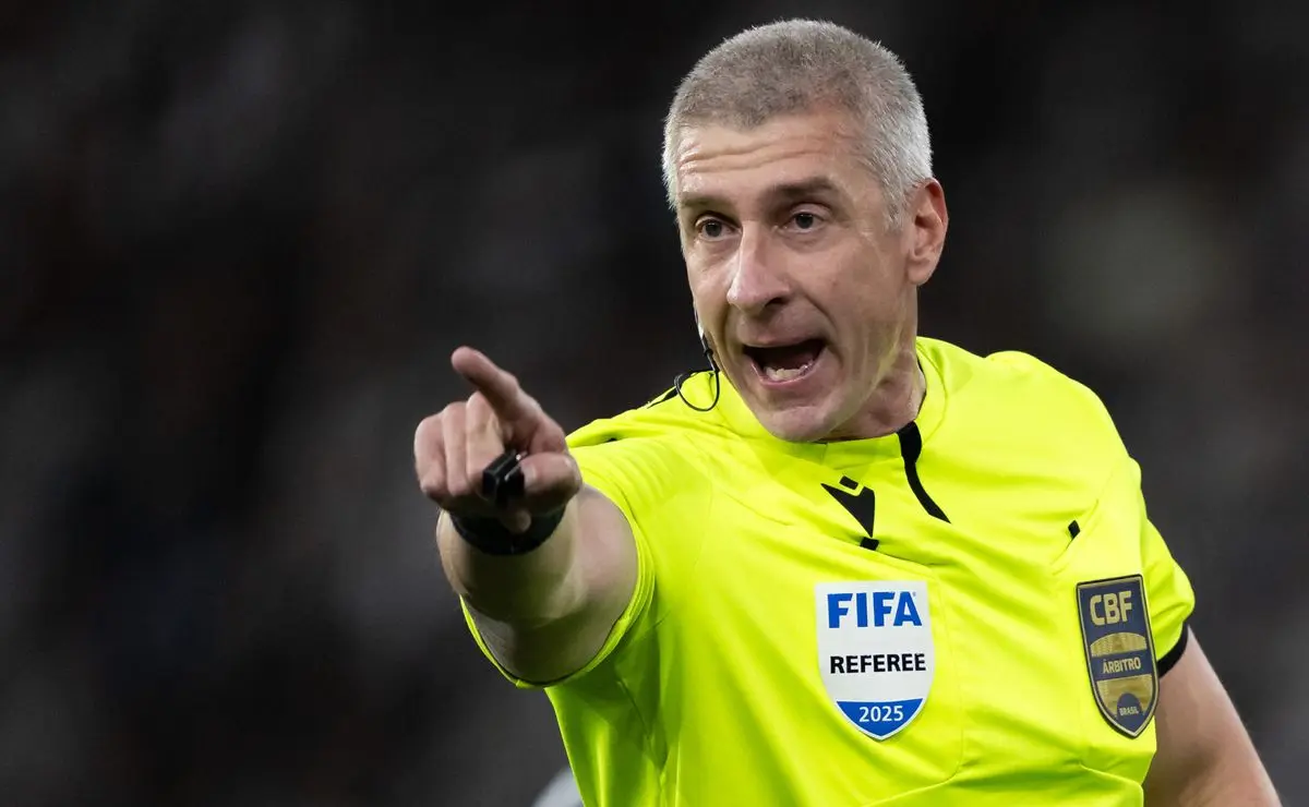 Jogador do Amazonas provoca Daronco com declaração sobre Vasco e Flamengo Jogador do Amazonas provoca Daronco com declaração sobre Vasco e Flamengo