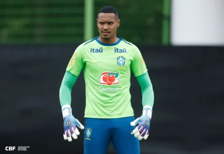 John, goleiro do Nottingham Forest, convocado para a Seleção Brasileira em substituição a Hugo Souza