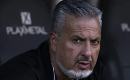 José Boto e Filipe Luís se reúnem após tropeços do Flamengo no Brasileiro e acendem alerta para a temporada