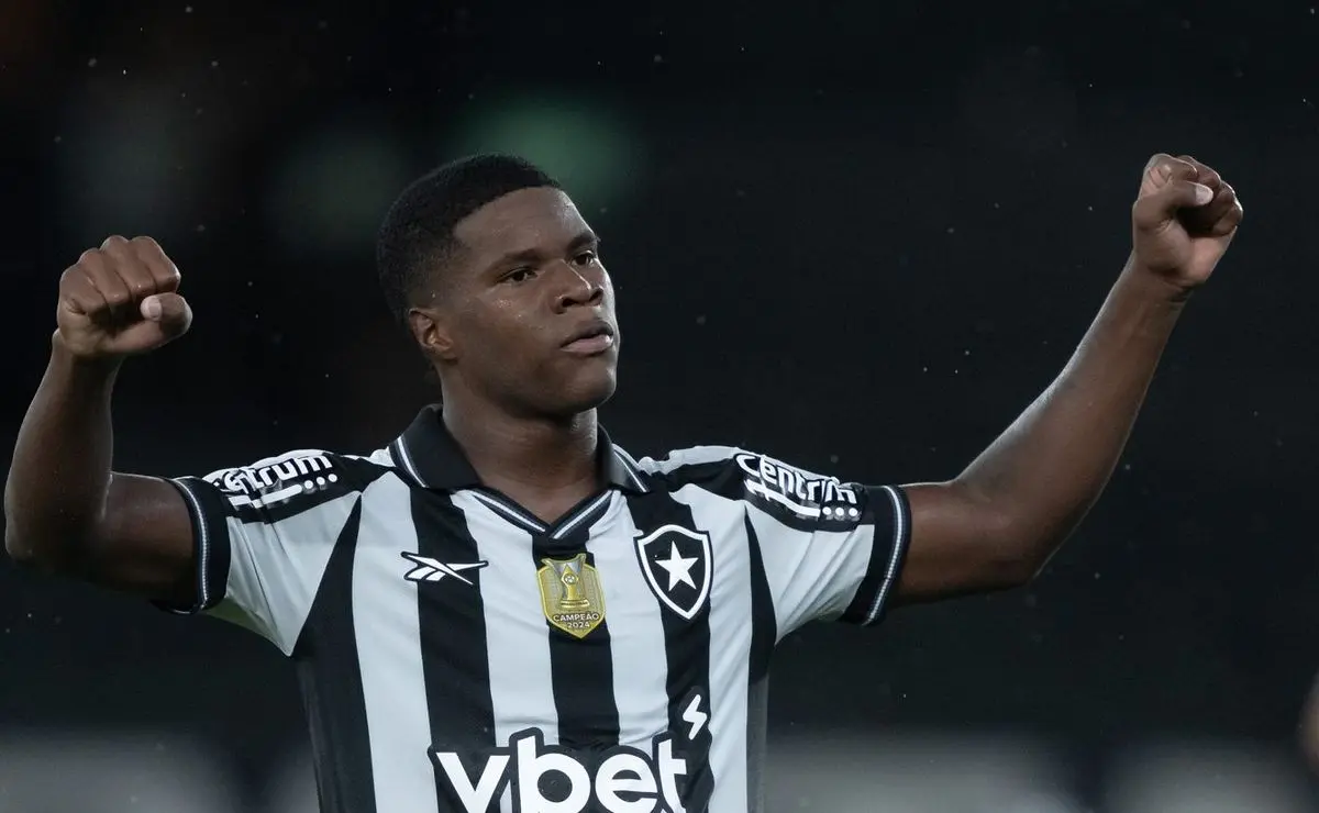 Kadir é procurado por Igor Jesus e John Textor após jogo decisivo do Botafogo