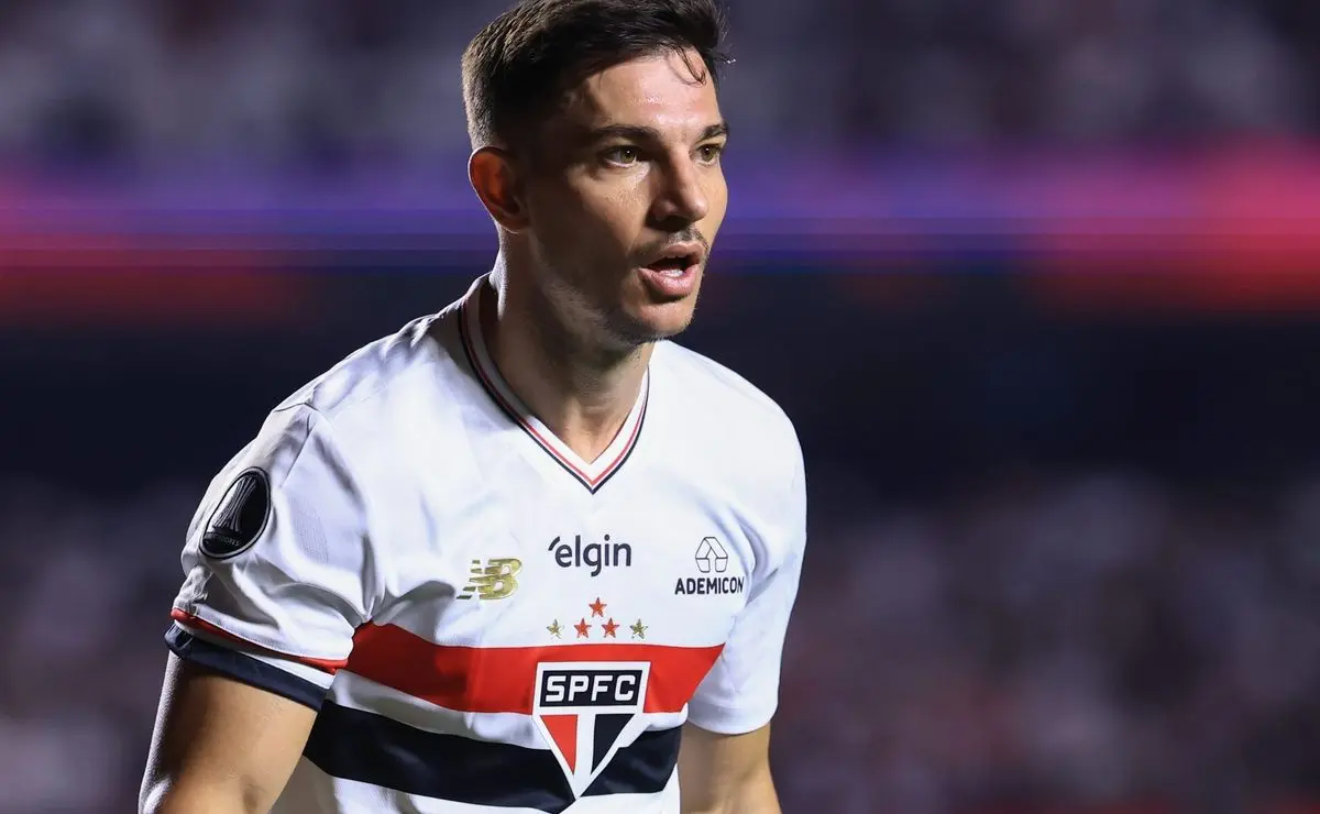 Lateral do São Paulo Recebe Sondagens de Portugal e Surpreende ao Manifestar Desejo de Permanência Lateral do São Paulo Recebe Sondagens de Portugal e Surpreende ao Manifestar Desejo de Permanência