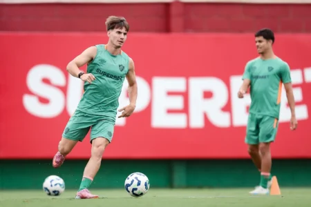 Lavega treina como lateral no Fluminense: as razões da mudança e a ascensão de Fuentes Lavega treina como lateral no Fluminense: as razões da mudança e a ascensão de Fuentes