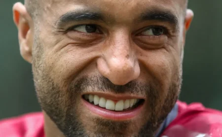 Lucas Moura: Dúvida no joelho direito pode tirar jogador do clássico Corinthians x São Paulo Lucas Moura: Dúvida no joelho direito pode tirar jogador do clássico Corinthians x São Paulo