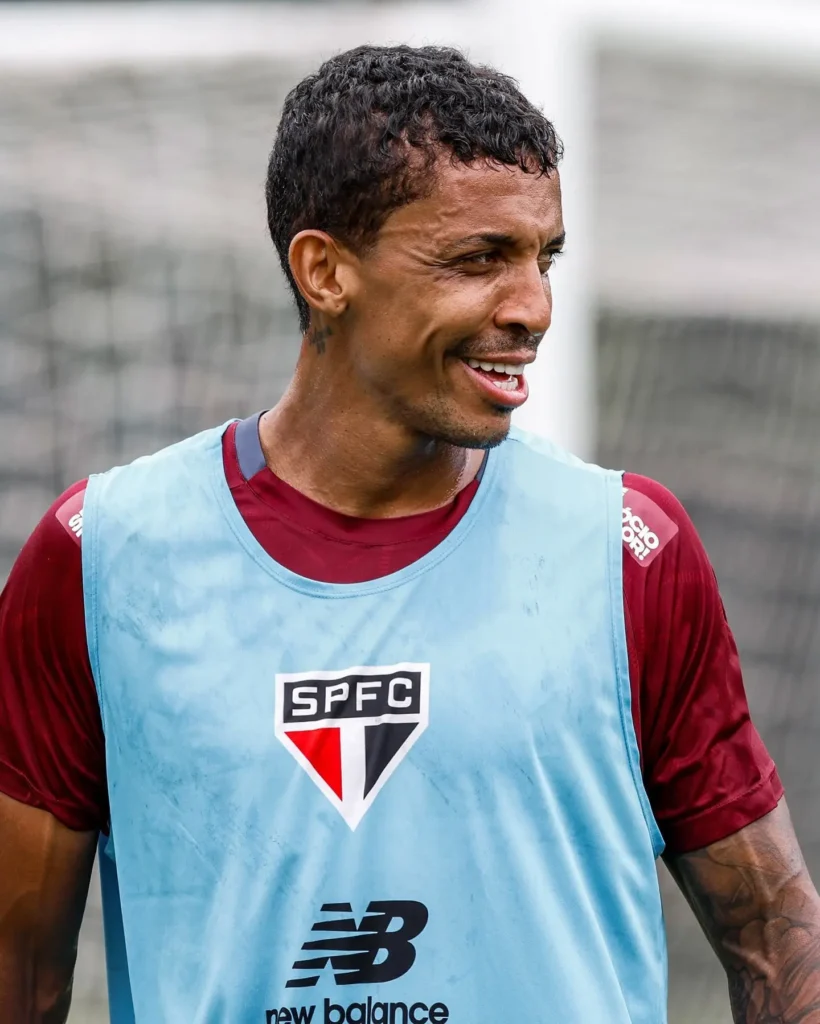 Luiz Gustavo adia decisão sobre futuro: renovação ou aposentadoria em foco para a reta final do São Paulo