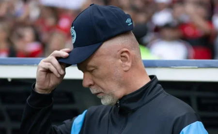 Mano Menezes Confirma: Cristian Olivera Sofre Entorse no Tornozelo Após Exames Mano Menezes Confirma: Cristian Olivera Sofre Entorse no Tornozelo Após Exames