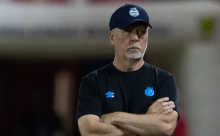 Mano Menezes busca alternativa para Edenílson antes do confronto contra o Vasco pelo Brasileirão Mano Menezes busca alternativa para Edenílson antes do confronto contra o Vasco pelo Brasileirão