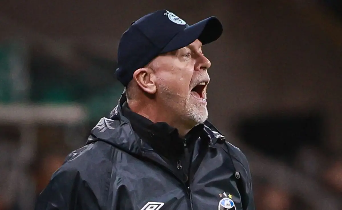 Mano Menezes expõe falha de marcação gremista e adverte o elenco: “Desequilibrados com facilidade” Mano Menezes expõe falha de marcação gremista e adverte o elenco: “Desequilibrados com facilidade”