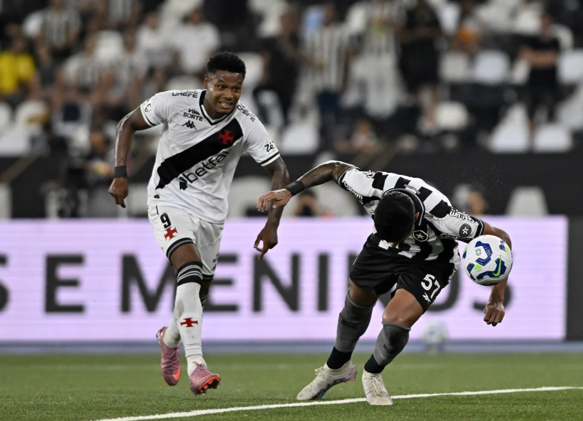Matheus França em Nova Posição: Volantes do Vasco Enfrentam Espaço Reduzido