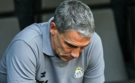 Mayke suspenso, Vojvoda busca substituto para Santos x Flamengo