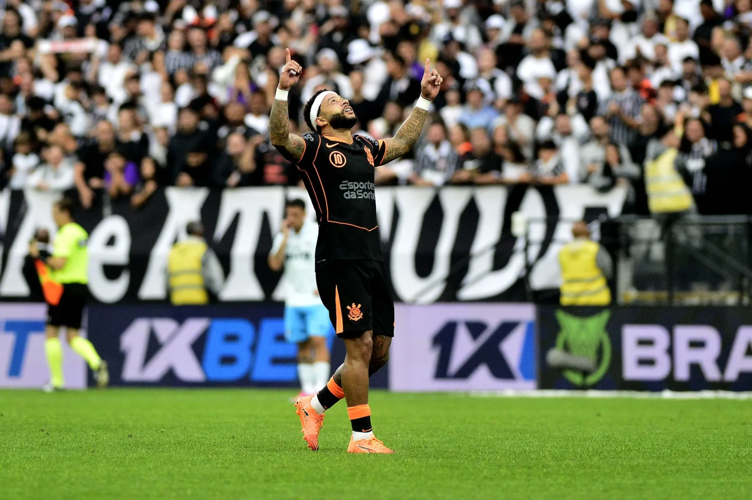 Memphis reage a comparações de desempenho entre Corinthians e Holanda: "Precisamos de inteligência"