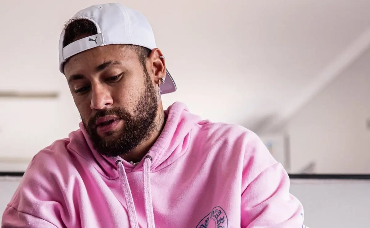 Neymar Adia Cirurgia em Apoio ao Santos e Mantém Sonho com a Seleção Brasileira