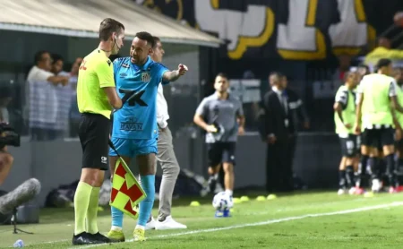 Neymar: Mais Advertências que Gols Revelam Conflito com Arbitragem Neymar: Mais Advertências que Gols Revelam Conflito com Arbitragem