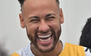 Neymar se manifesta e celebra vitória crucial do Santos sobre o Palmeiras Neymar se manifesta e celebra vitória crucial do Santos sobre o Palmeiras