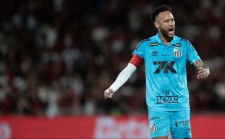 Neymar é "uma vergonha", dispara Craque Neto após atuação contra o Santos.