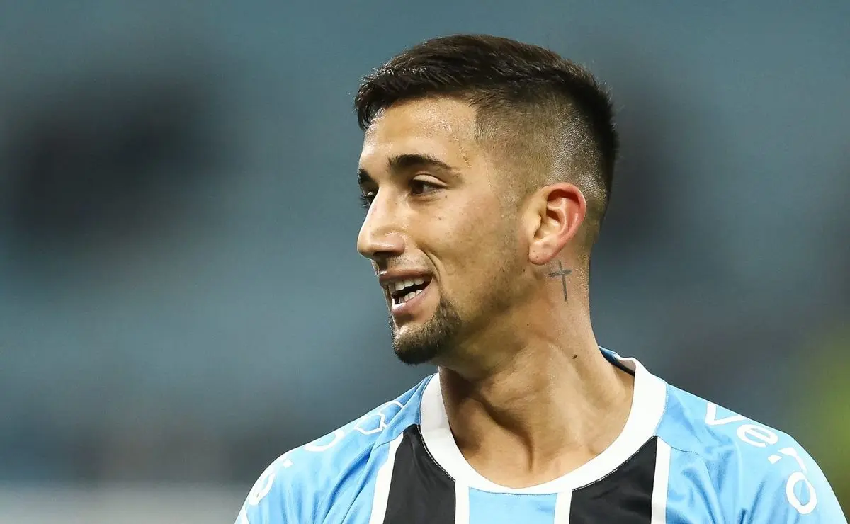 Olivera se encontra com a diretoria do Grêmio e descarta reforçar o Nacional-URU Olivera se encontra com a diretoria do Grêmio e descarta reforçar o Nacional-URU