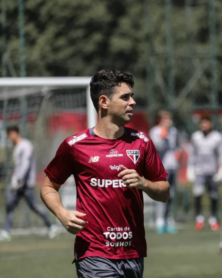 Oscar Retorna ao São Paulo para Possível Confronto Contra o Corinthians