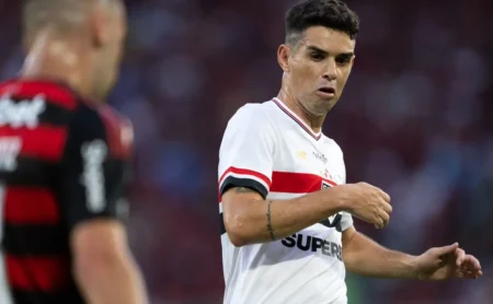 Oscar: São Paulo aguarda decisão e concede férias ao meia