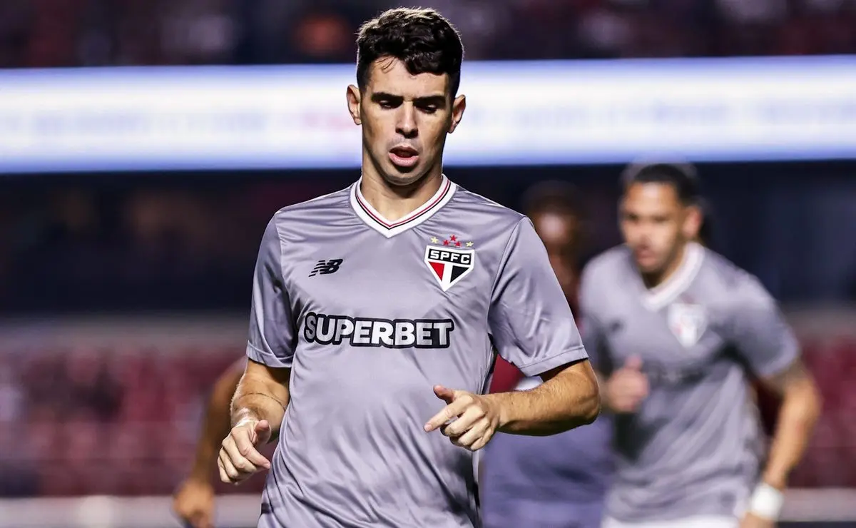 Oscar supera novo susto cardíaco, mantém sigilo sobre histórico e pode se despedir do São Paulo Oscar supera novo susto cardíaco, mantém sigilo sobre histórico e pode se despedir do São Paulo