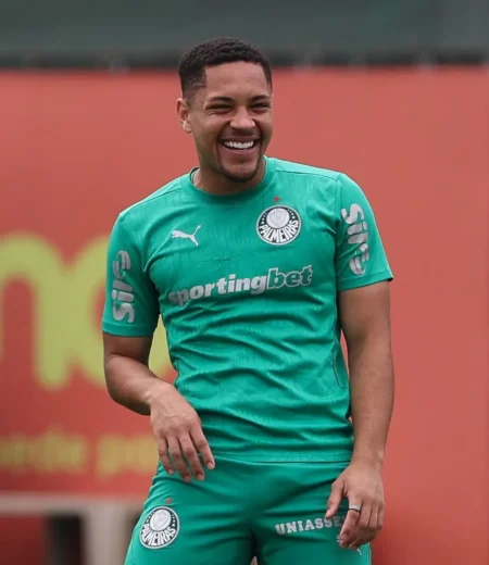 Palmeiras blindado: Barros descarta assédio europeu por Vitor Roque e anuncia retorno de Paulinho Palmeiras blindado: Barros descarta assédio europeu por Vitor Roque e anuncia retorno de Paulinho