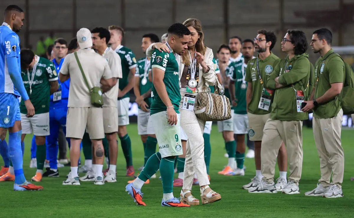 Palmeiras retorna a São Paulo sob um silêncio ensurdecedor após o vice da Libertadores