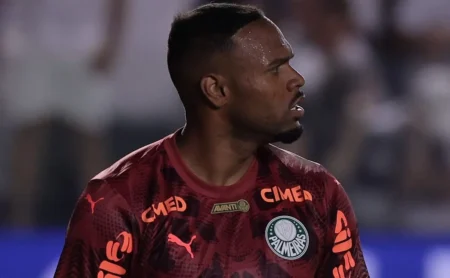 Palmeiras tropeça no clássico, é superado pelo Santos e vê o Flamengo assumir a ponta do Brasileirão