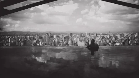 Presidente do Corinthians apresenta nova versão de ata e alega que Memphis se ofereceu para sair do hotel Presidente do Corinthians apresenta nova versão de ata e alega que Memphis se ofereceu para sair do hotel