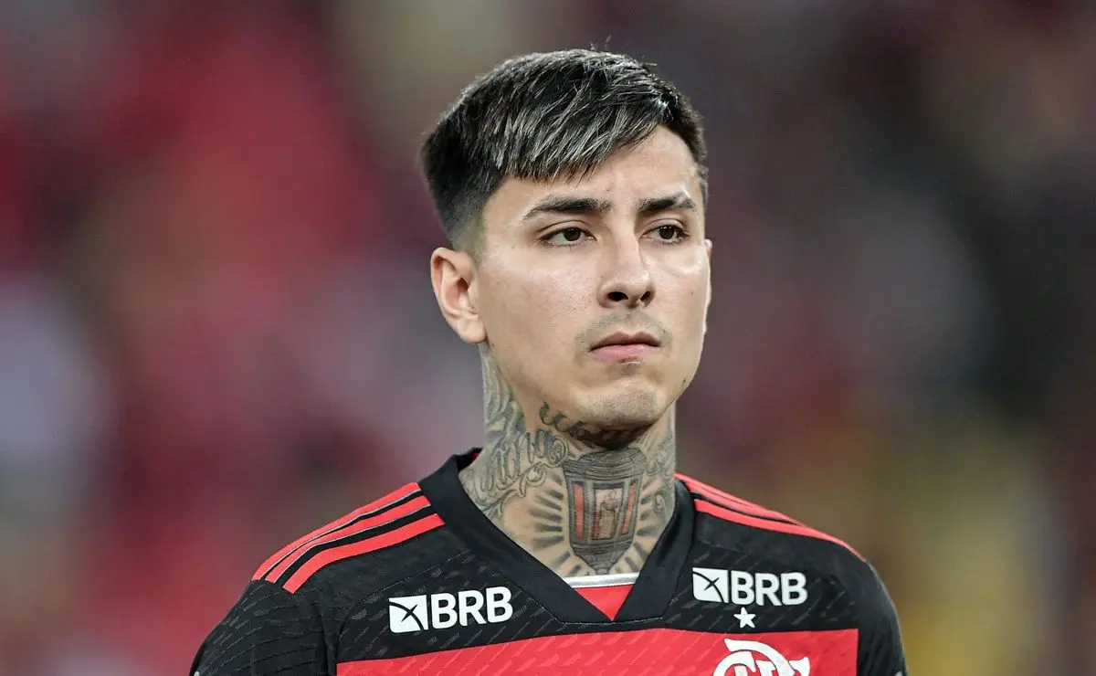 Pulgar é "premiado" com não expulsão após lance sobre Fuchs em Palmeiras x Flamengo