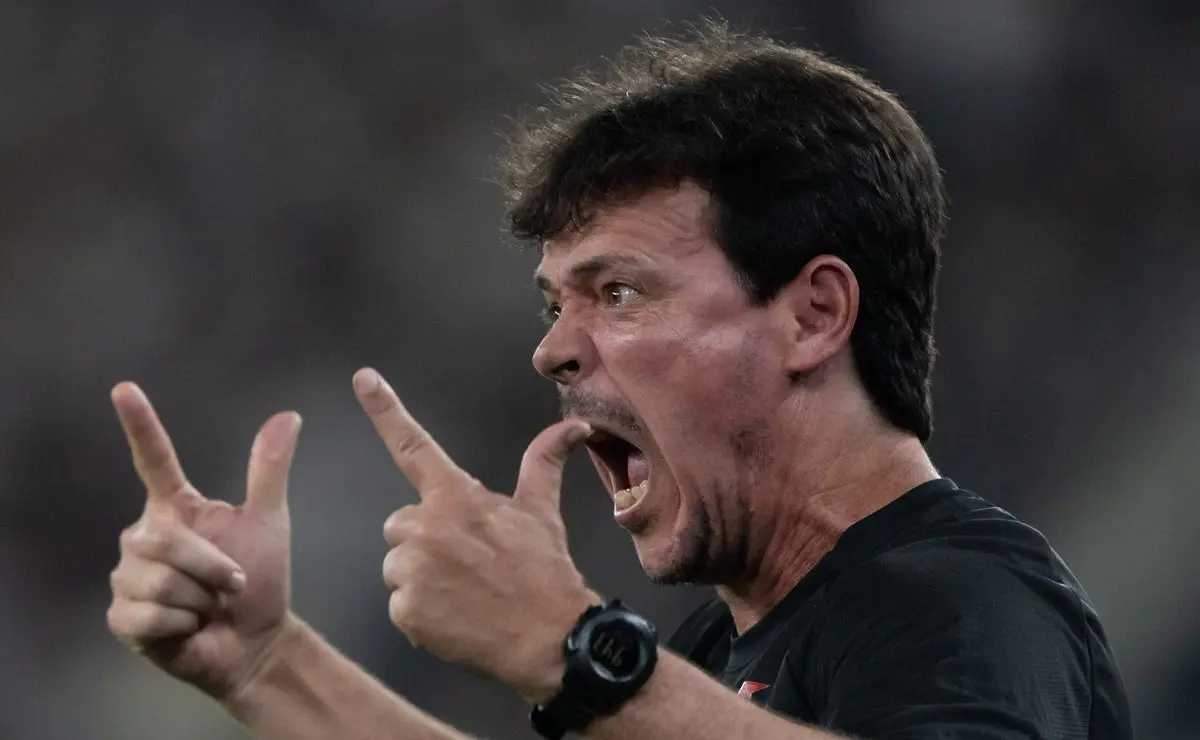 Reunião Cara a Cara: Fernando Diniz Encontra Elenco do Vasco Pré-Jogo contra o Internacional Reunião Cara a Cara: Fernando Diniz Encontra Elenco do Vasco Pré-Jogo contra o Internacional