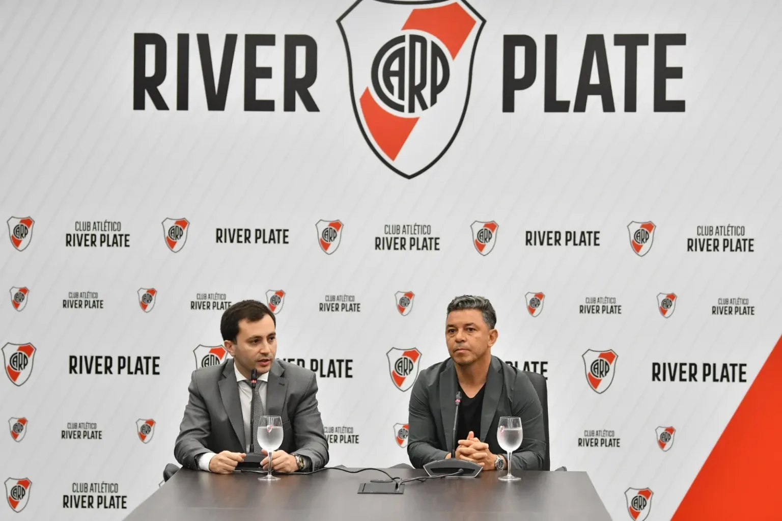 River Plate blindado: Gallardo renova contrato e ignora turbulência, confirmando lealdade ao clube.