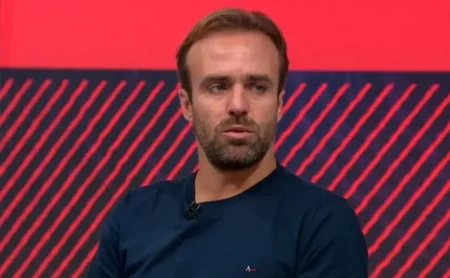 Roger Flores lamenta atuação de Neymar contra o Flamengo