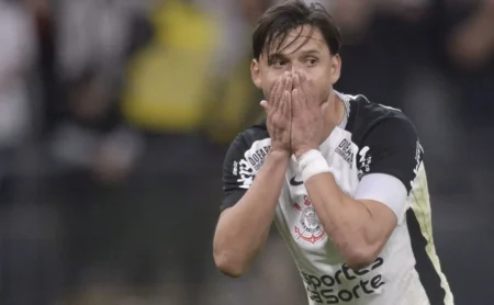 Romero tem minutagem reduzida no Corinthians e seu futuro é incerto Romero tem minutagem reduzida no Corinthians e seu futuro é incerto