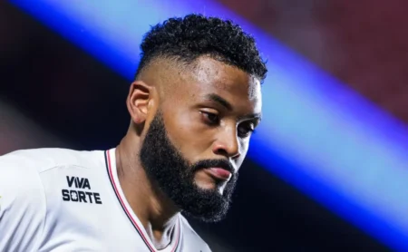 Sabino: da Desconfiança à Titularidade Inquestionável sob o Comando de Crespo