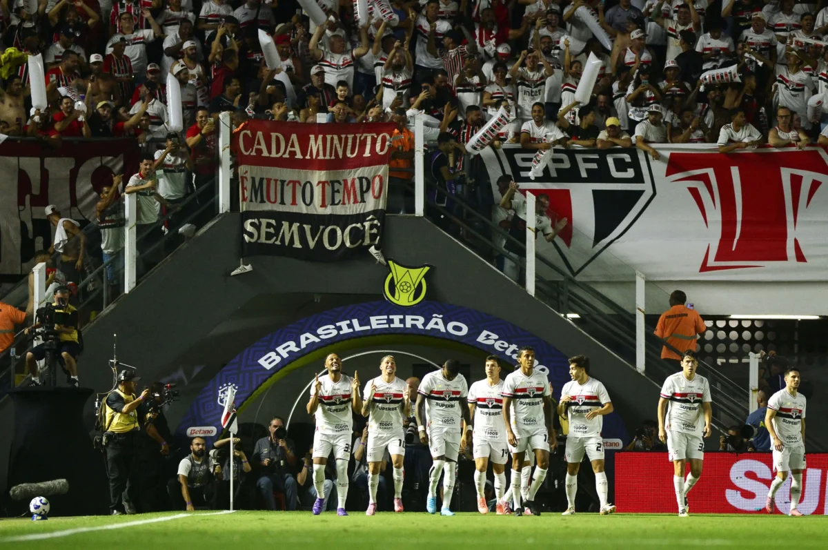 São Paulo: Vitória suada na Vila e ponto crucial contra o Flamengo