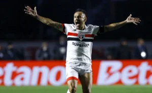 São Paulo avança nos bastidores e planeja retorno de Rafinha ao futebol em 2026 São Paulo avança nos bastidores e planeja retorno de Rafinha ao futebol em 2026