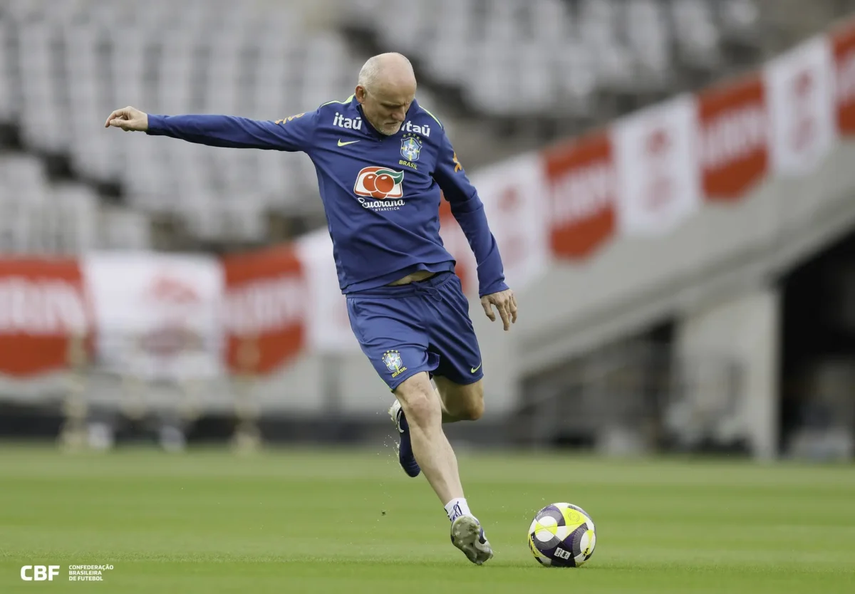 Taffarel critica Leão, o chama de arrogante e prepotente: Tentou me sacanear Taffarel critica Leão, o chama de arrogante e prepotente: "Tentou me sacanear"