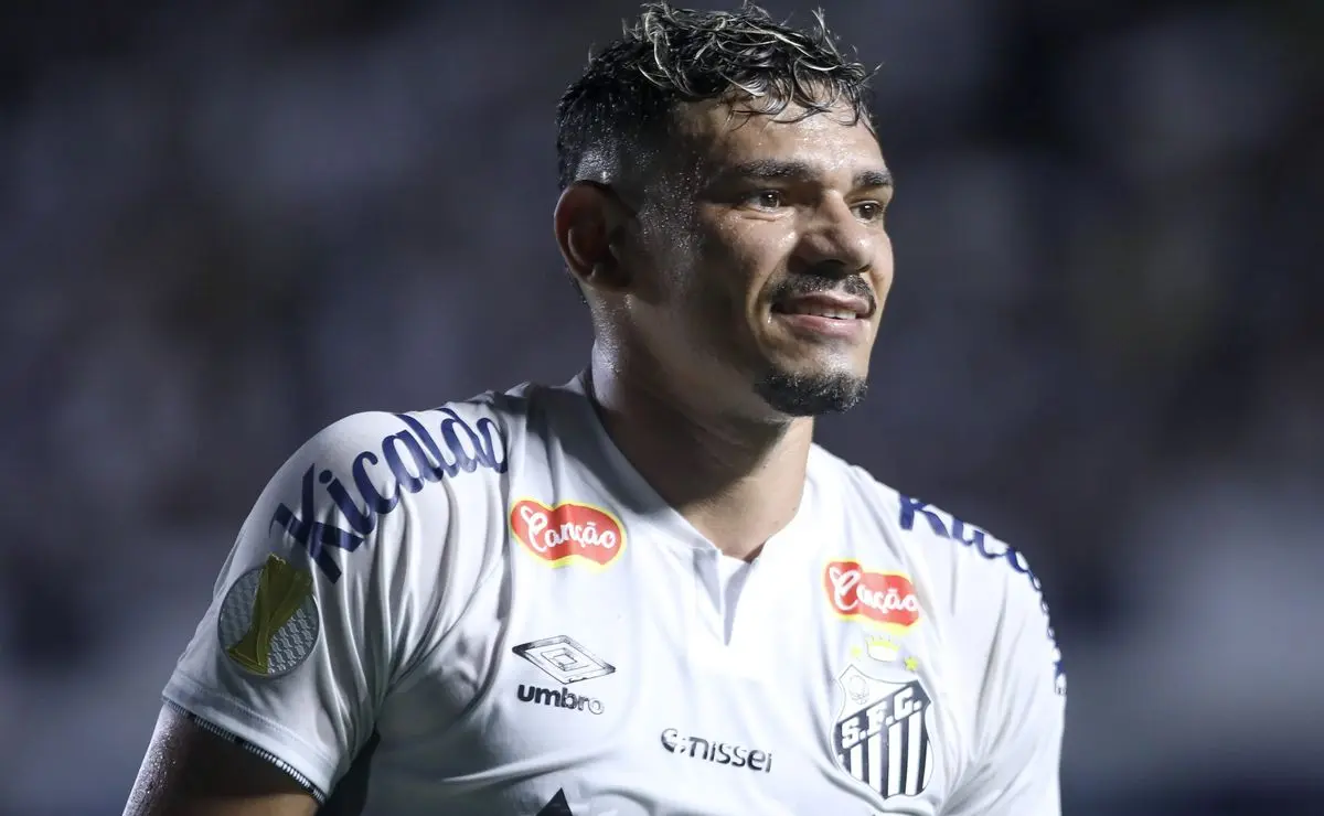 Tiquinho Soares, ex-Botafogo, enfrenta momento delicado no Santos e pode procurar novo clube Tiquinho Soares, ex-Botafogo, enfrenta momento delicado no Santos e pode procurar novo clube