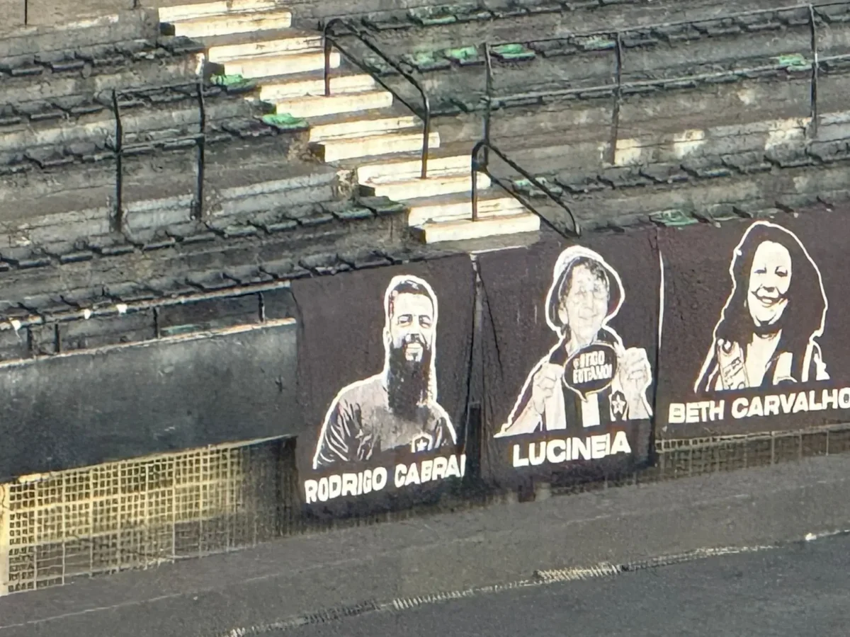 Torcida do Botafogo homenageia policial falecido em grande operação no Rio Torcida do Botafogo homenageia policial falecido em grande operação no Rio