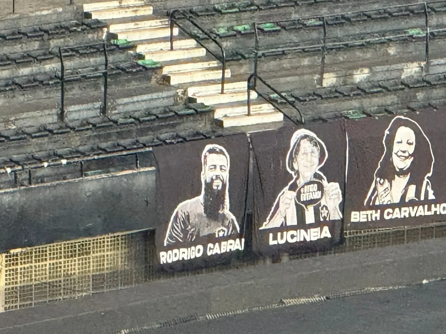 Torcida do Botafogo homenageia policial falecido em grande operação no Rio