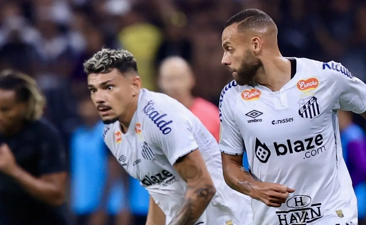 Torcida do Santos Repreende Tiquinho Soares Por Postagem Polêmica e Exige Rescisão do Contrato